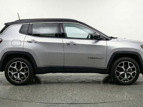 Used 2025 Jeep Compass Limited image 11