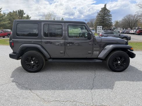 Used 2018 Jeep Wrangler Unlimited Sahara AWD/4WD image 6