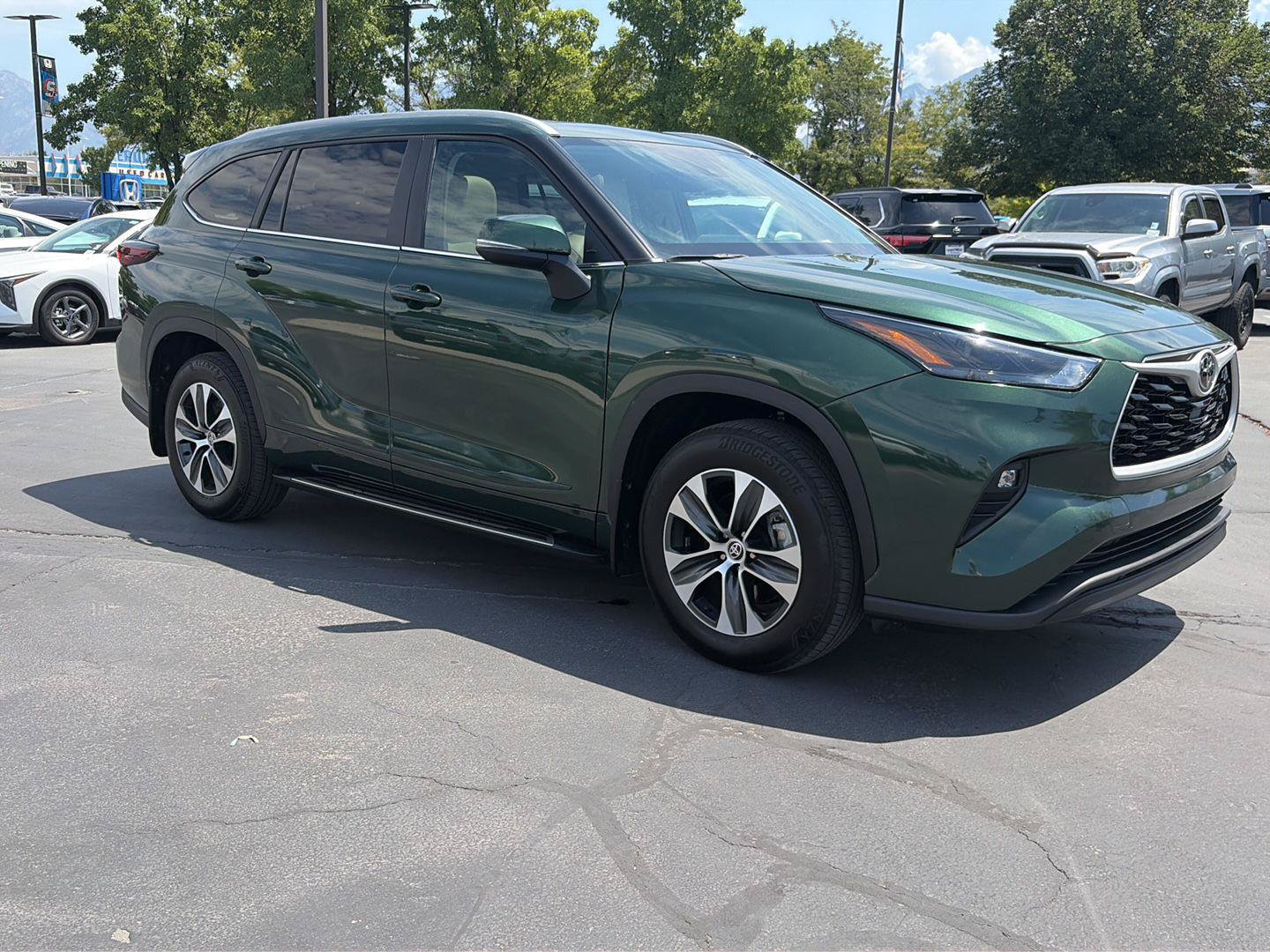 Used 2025 Toyota Highlander XLE AWD/4WD image 3