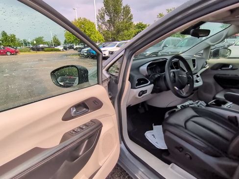 Used 2023 Chrysler Pacifica Touring-L FWD image 29