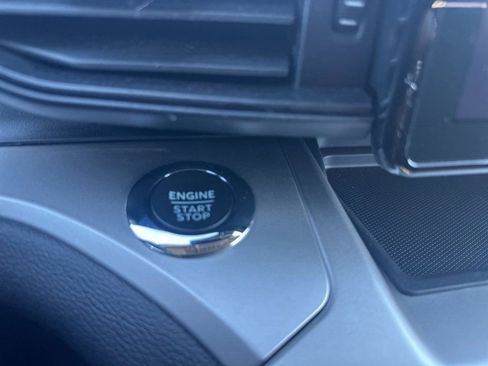 Used 2022 Ford Explorer XLT image 27