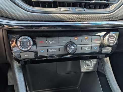 Used 2025 Jeep Compass Latitude w/ Convenience Group AWD/4WD image 19