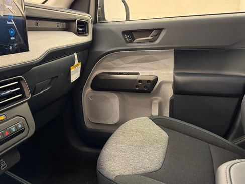 New 2025 Ford Maverick XLT image 31