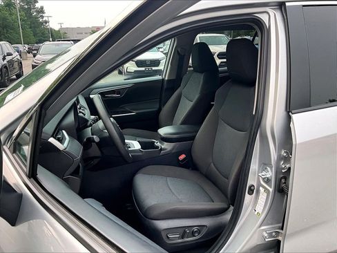 Used 2025 Toyota RAV4 XLE AWD/4WD image 10