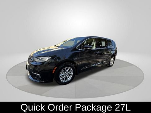 Used 2023 Chrysler Pacifica Touring-L image 3