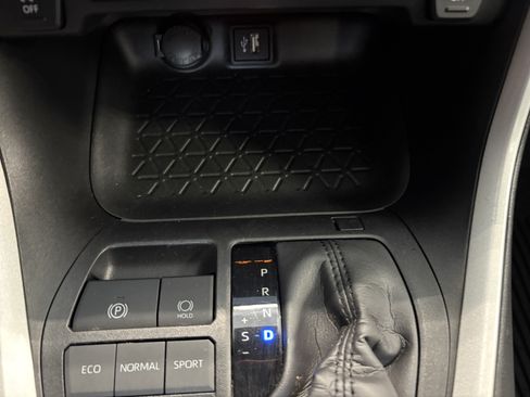 Used 2025 Toyota RAV4 XLE FWD image 19
