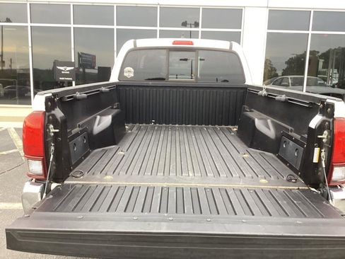 Used 2018 Toyota Tacoma SR5 RWD image 23
