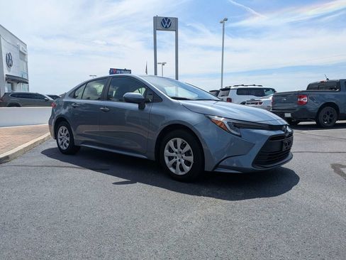 Used 2025 Toyota Corolla LE FWD image 3