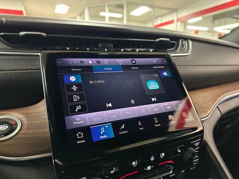 Used 2022 Jeep Grand Cherokee L Summit w/ Luxury Tech Group V image 24