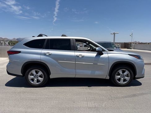 Used 2023 Toyota Highlander L FWD image 3