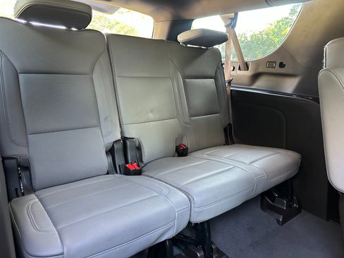 Used 2024 GMC Yukon XL SLT w/ SLT Luxury Package image 30