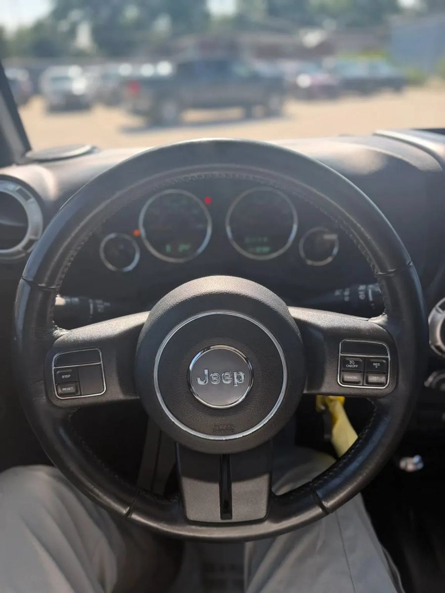 Used 2017 Jeep Wrangler Unlimited Sahara AWD/4WD image 13