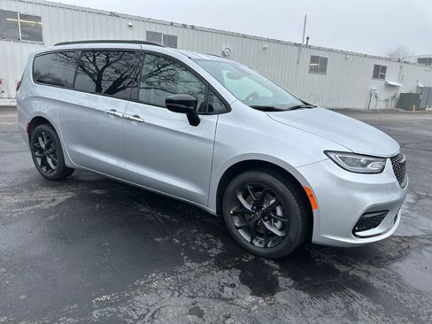 New 2026 Chrysler Pacifica Limited w/ S Appearance Package AWD/4WD image 7
