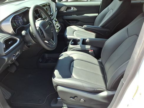New 2026 Chrysler Pacifica Select image 2