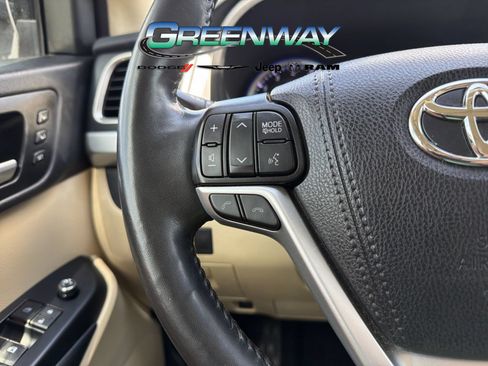 Used 2019 Toyota Highlander Limited Platinum FWD image 28