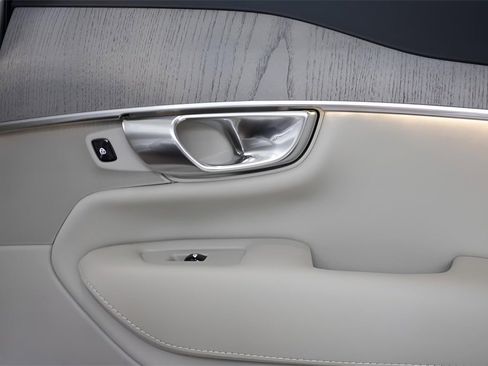 New 2025 Volvo XC90 T8 Plus w/ Protection Package Premier image 33