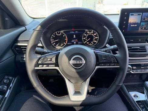 Used 2025 Nissan Altima 2.5 SR w/ SR Premium Package FWD image 6