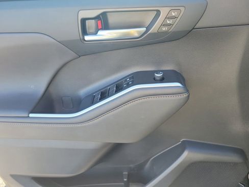 Used 2023 Toyota Highlander Bronze Edition image 17