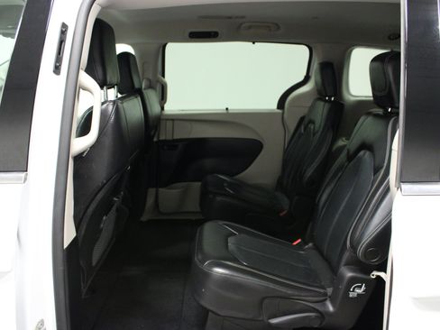 Used 2022 Chrysler Pacifica Touring-L FWD image 13