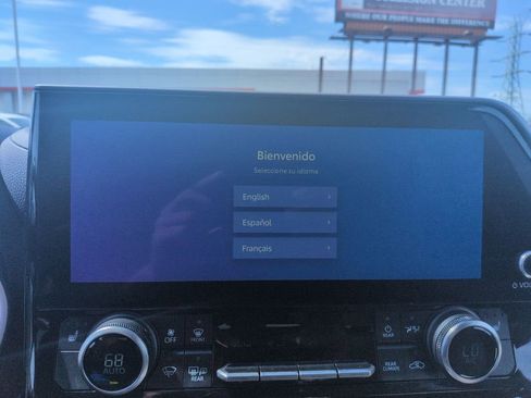 Used 2023 Toyota Highlander XLE AWD/4WD image 19
