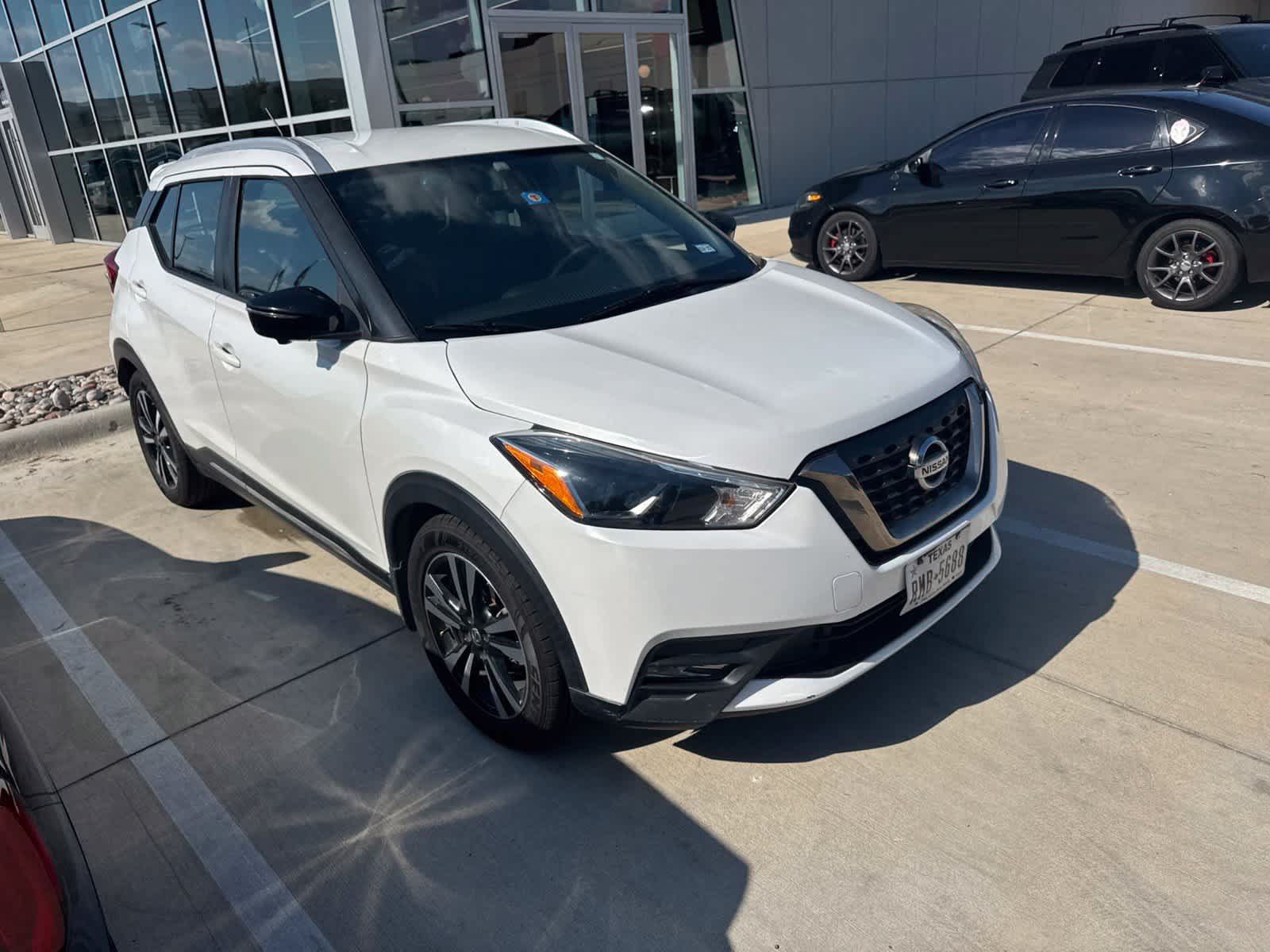 Used 2019 Nissan Kicks SR w/ SR Premium Package FWD image 3