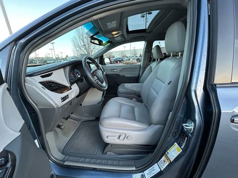 Used 2016 Toyota Sienna XLE Premium image 12