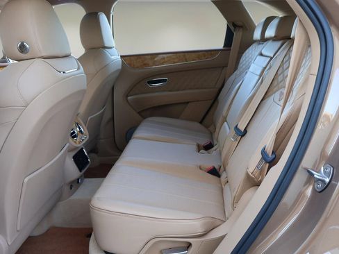 Used 2022 Bentley Bentayga AWD/4WD image 16