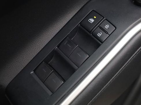 Used 2021 Toyota Highlander XLE AWD/4WD image 13