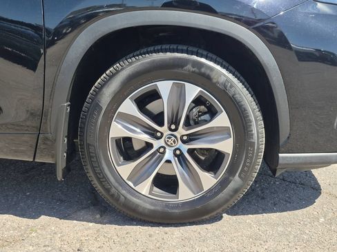 Used 2022 Toyota Highlander XLE AWD/4WD image 18