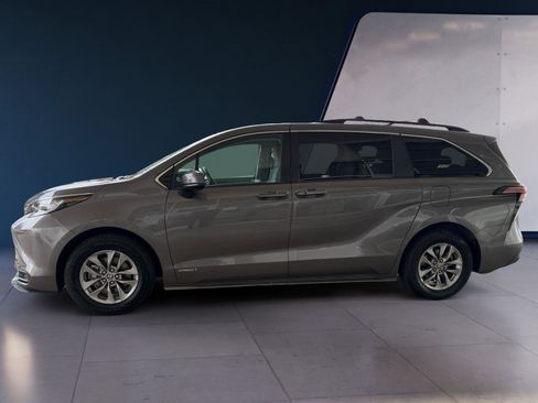 Used 2021 Toyota Sienna LE image 2