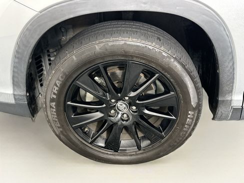 Used 2019 Toyota Highlander SE FWD image 11