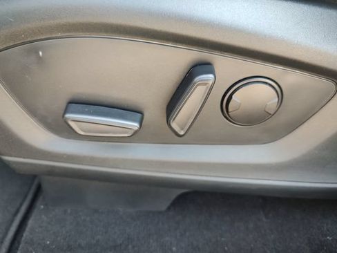 Used 2020 Ford Explorer XLT w/ Equipment Group 202A RWD image 26