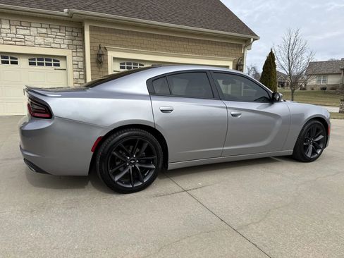 Used 2015 Dodge Charger SE w/ Sport Appearance Group image 3