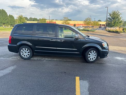 Used 2012 Chrysler Town & Country Touring-L w/ Entertainment Group #2 FWD image 19