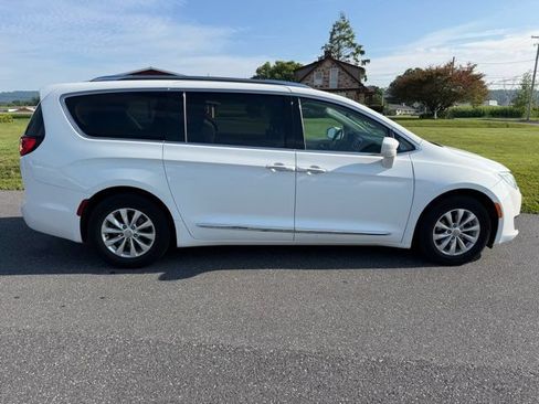 Used 2019 Chrysler Pacifica Touring-L FWD image 7