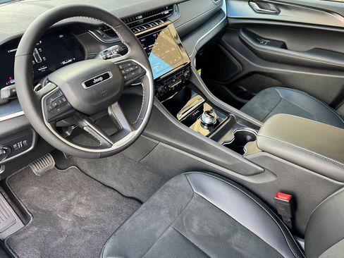 New 2025 Jeep Grand Cherokee Altitude image 10