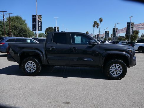 Used 2025 Toyota Tacoma SR5 AWD/4WD image 2