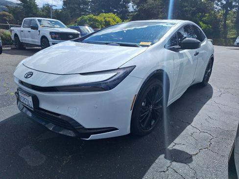 Used 2025 Toyota Prius image 3
