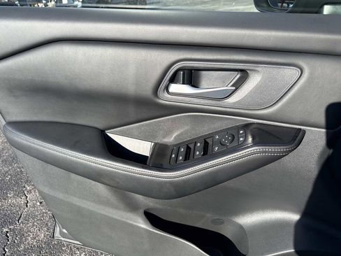 Used 2025 Nissan Rogue SV image 14