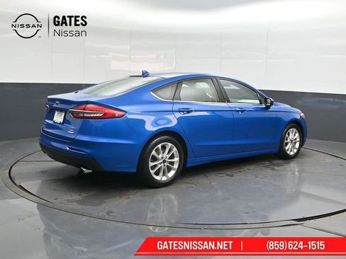 Used 2019 Ford Fusion SE image 2