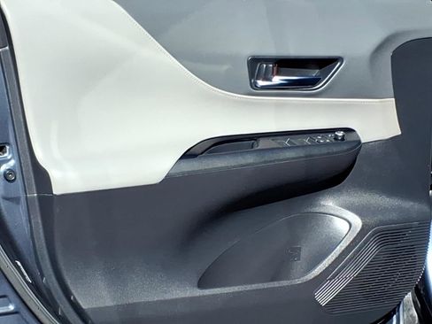 Used 2021 Toyota Venza LE w/ Carpet Mat Package (TMS) image 17