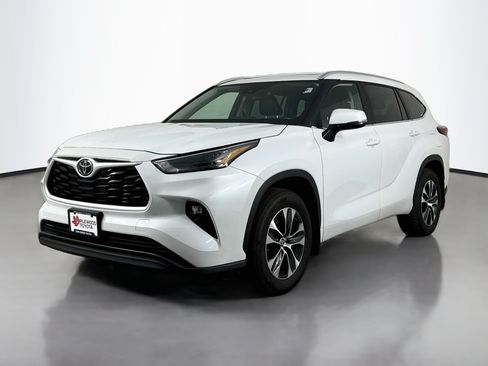 Used 2023 Toyota Highlander XLE AWD/4WD image 3