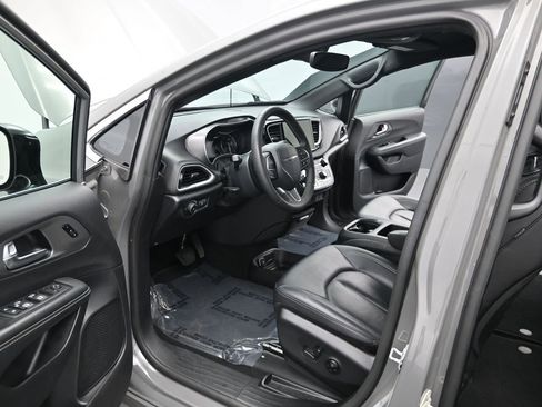 Used 2025 Chrysler Pacifica Select image 13