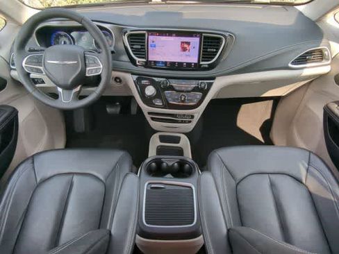 Used 2022 Chrysler Pacifica Touring-L AWD/4WD image 14