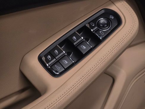 Certified 2025 Porsche Macan AWD/4WD image 36