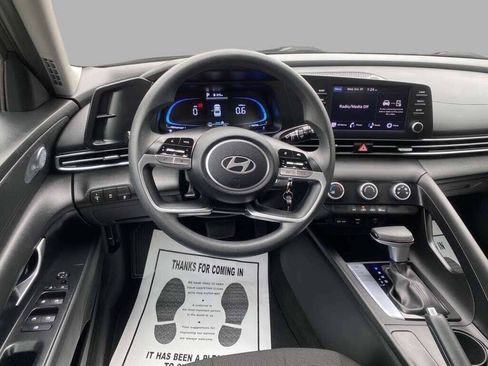 Used 2025 Hyundai Elantra SE image 24