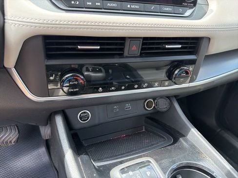 Used 2023 Nissan Rogue SV w/ SV Premium B Package image 14