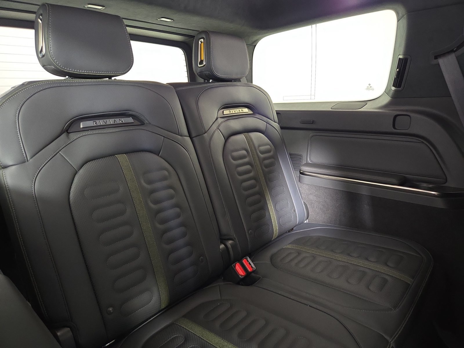 Used 2025 Rivian R1S Adventure Dual AWD/4WD image 25