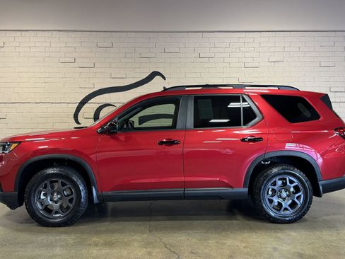 Used 2025 Honda Pilot TrailSport image 7