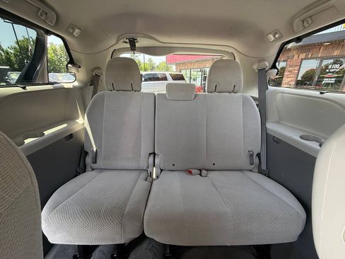 Used 2011 Toyota Sienna LE w/ Towing Pkg FWD image 18